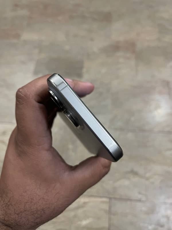 IPHONE 15 pro max  256Gb natural titanium 4