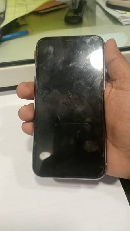 •IPhone 11  64GB 4