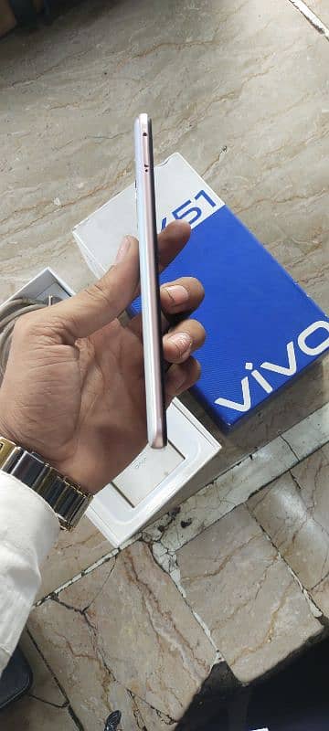 vivo y51 4+128 with box charge 1