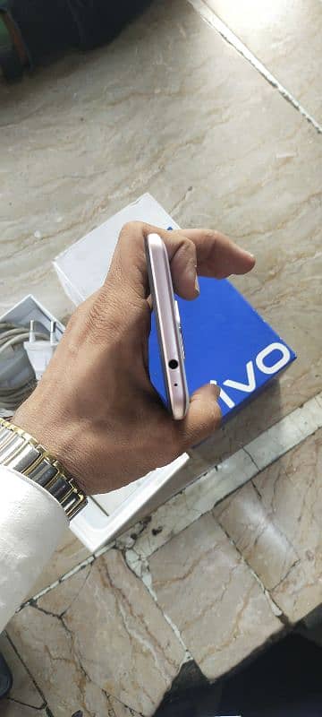 vivo y51 4+128 with box charge 4