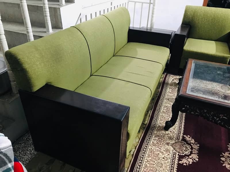 5 seater sofa set available for urgent sale 3