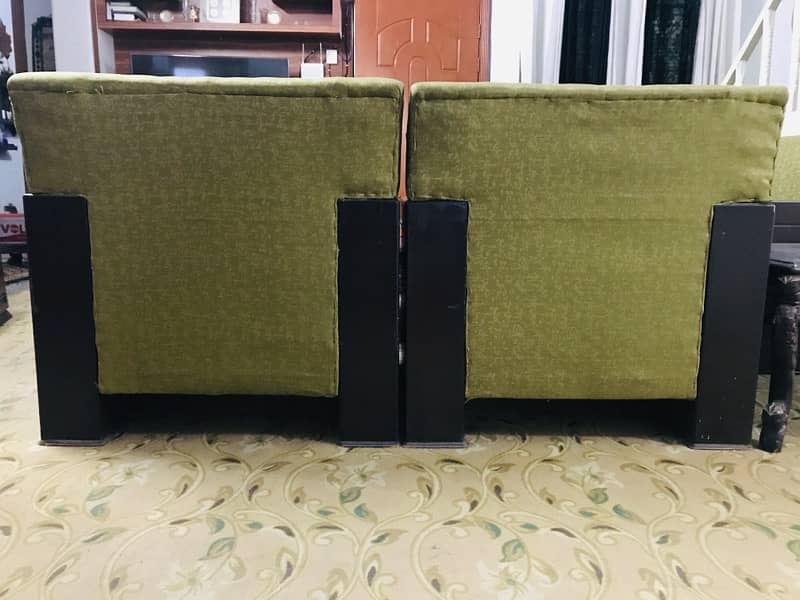 5 seater sofa set available for urgent sale 9