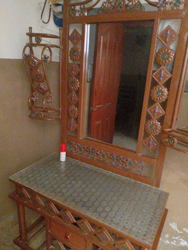 iron dressing Table 1