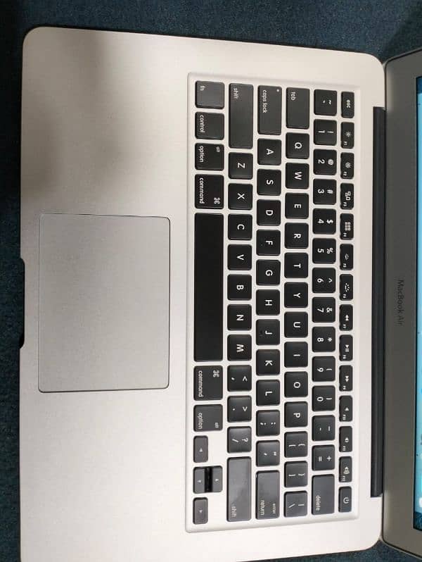 Apple Mackbook Air 2017 13inch 8/128ssd core i5 lush condition 2