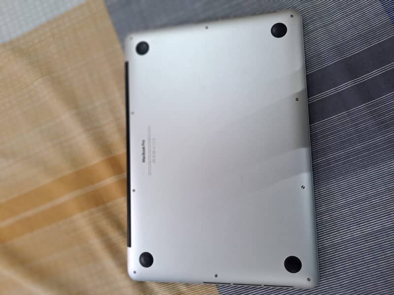 macbook pro  (A1502) 2015 4