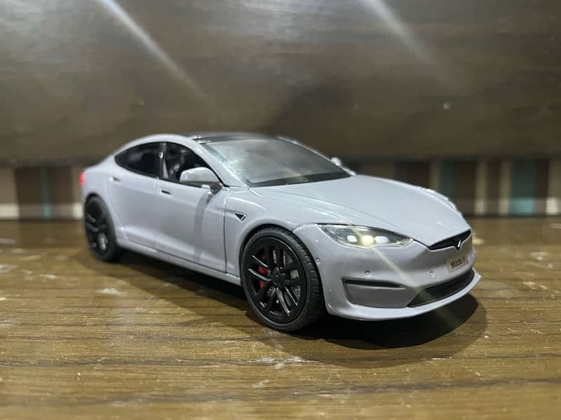 Diecast Car Tesla/pure metal/lights/opening doors/realistic interior 1