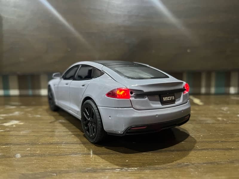 Diecast Car Tesla/pure metal/lights/opening doors/realistic interior 2