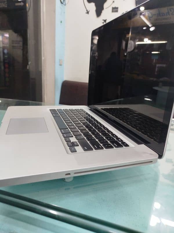 Apple Mac book 1