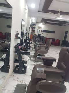 royal Lounge salon & studio urgent need