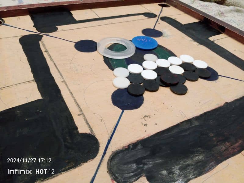 vary good carrom board with coins and strikers,good quality,sports 3