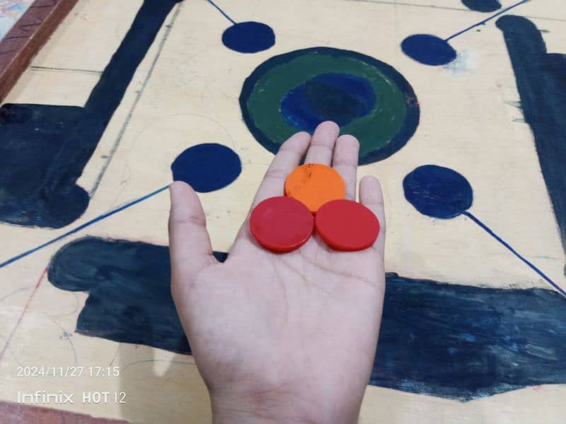 vary good carrom board with coins and strikers,good quality,sports 5