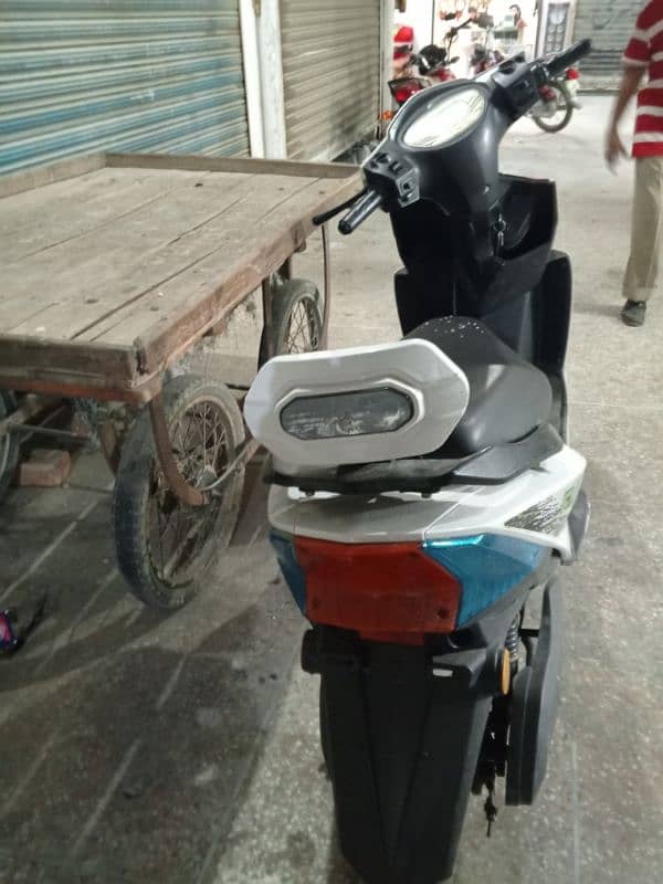 YJ FUTURE ELECTRIC SCOOTY CROWN MODEL 3