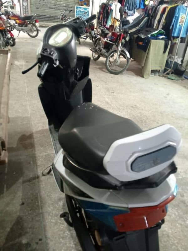 YJ FUTURE ELECTRIC SCOOTY CROWN MODEL 4