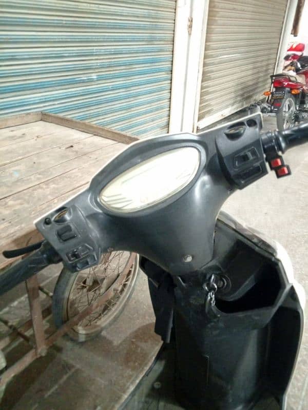 YJ FUTURE ELECTRIC SCOOTY CROWN MODEL 5