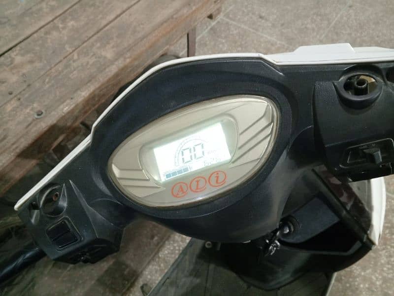 YJ FUTURE ELECTRIC SCOOTY CROWN MODEL 6