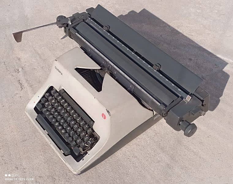 Typewriter Olympia for sale. 2