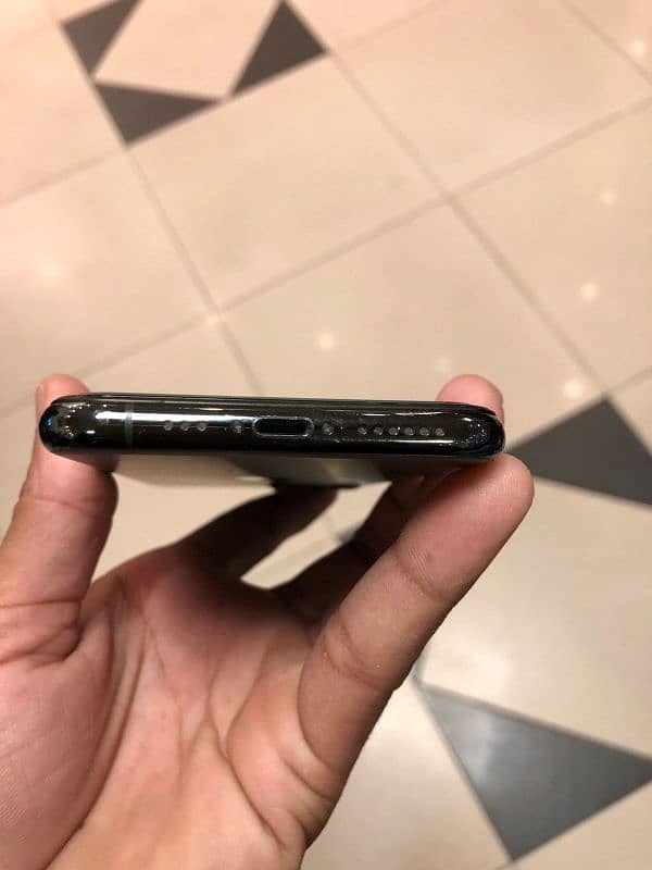 iPhone 11 Pro lush with box Factory unlock 1