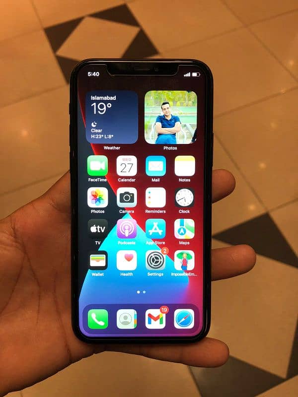 iPhone 11 Pro lush with box Factory unlock 3