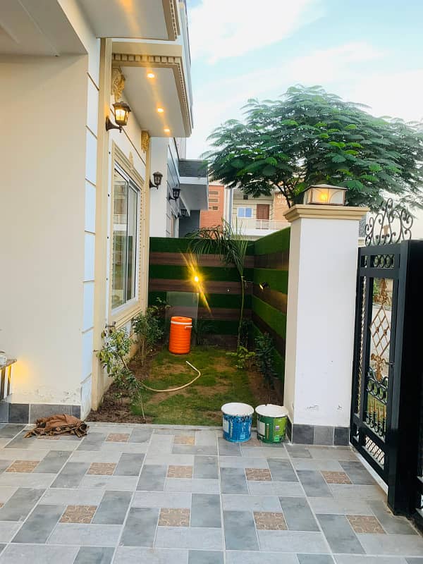 CHEAP AND URGENT 8 MARLA 100 SQUARE FEET HOUSE FOR SALE IN NAZEER GARDEN 17