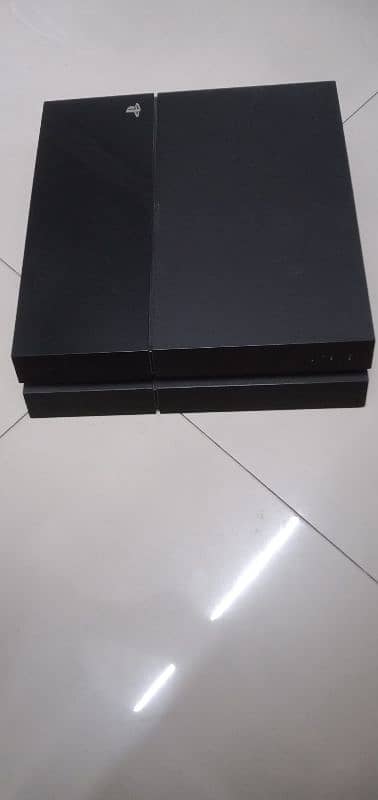 PS4 game console with remote 3