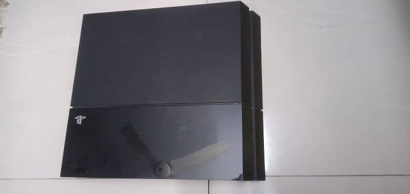 PS4 game console with remote 4