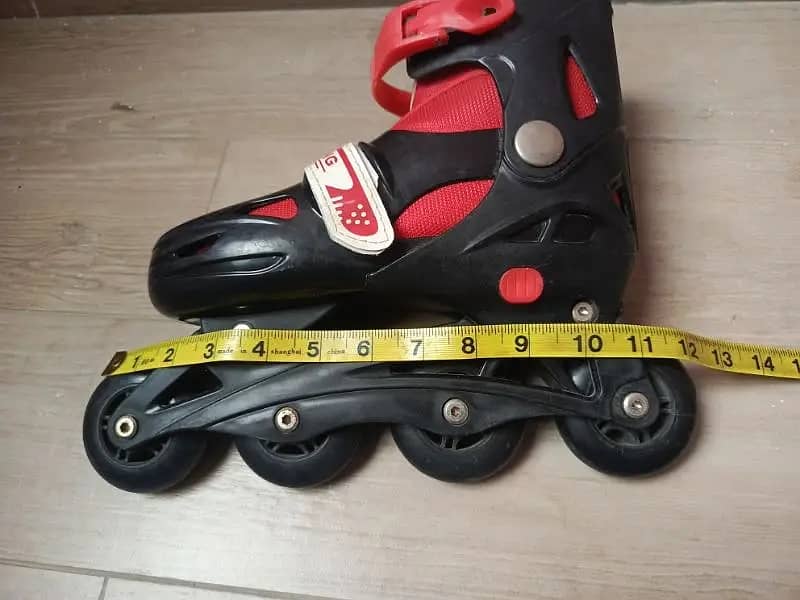 SKATING SHOES WITH ADJUSTABLE SIZE 2