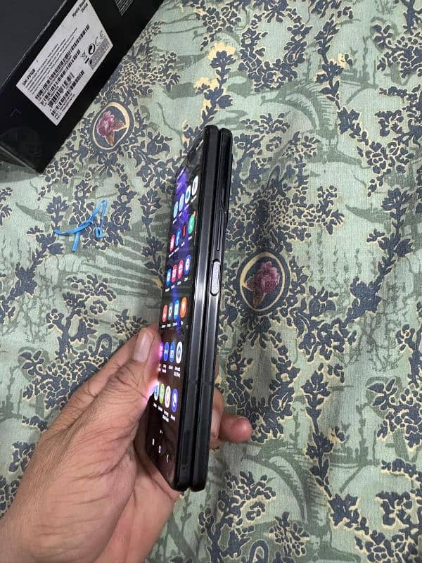 Samsung Galaxy fold 2 complete original box 11