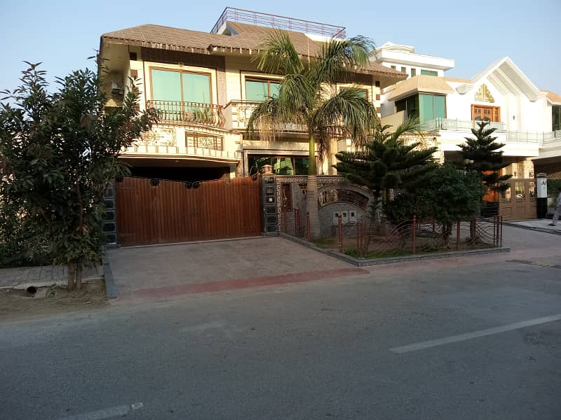 500 Sq Yards Triple Storey House Available For Sale in Multi 1