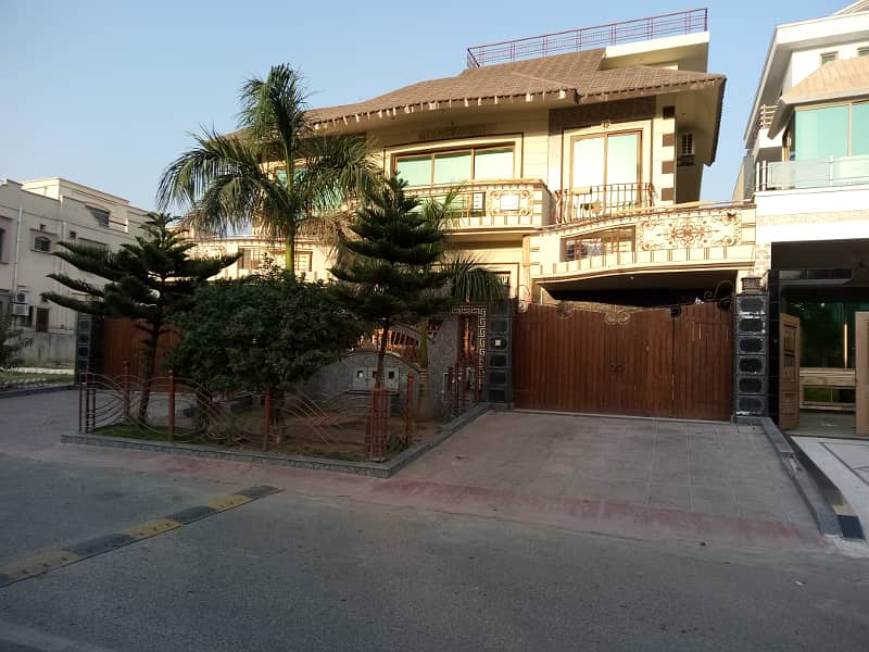 500 Sq Yards Triple Storey House Available For Sale in Multi 2