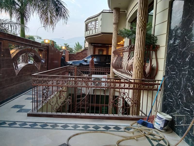 500 Sq Yards Triple Storey House Available For Sale in Multi 47