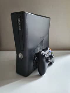 Xbox 360 not working condition with 2 controllers and cds