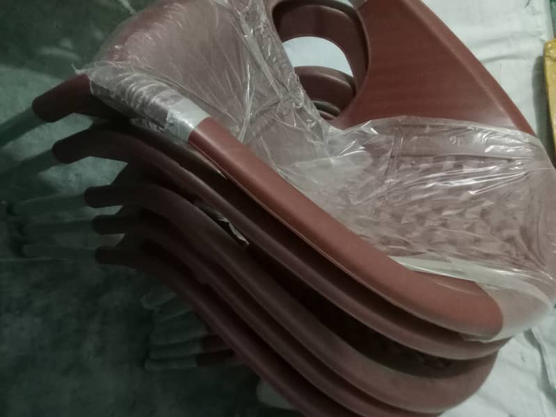 6 chairs of plastic for sale 1