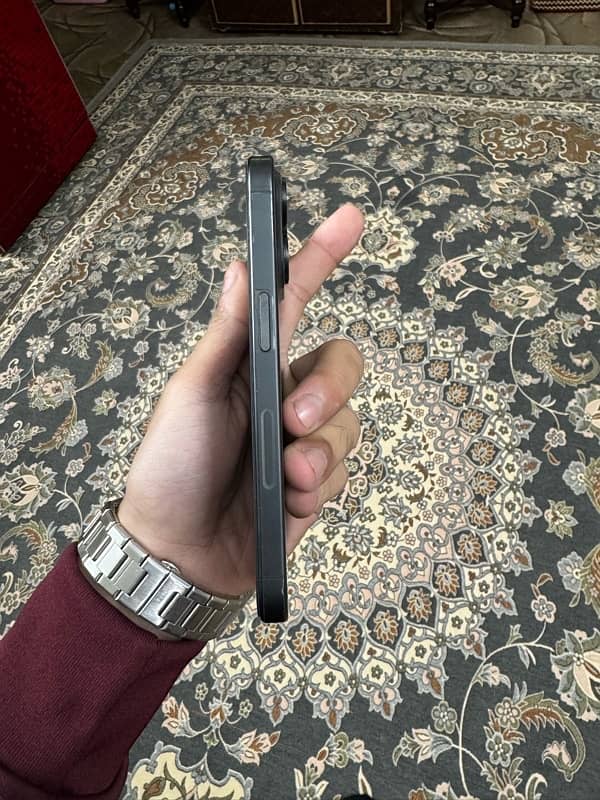 IPHONE 15 PRO ( black titanium ) 5