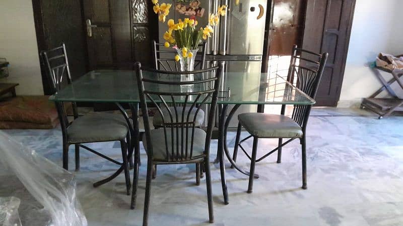 Good condition dinning table with 4 seats 0