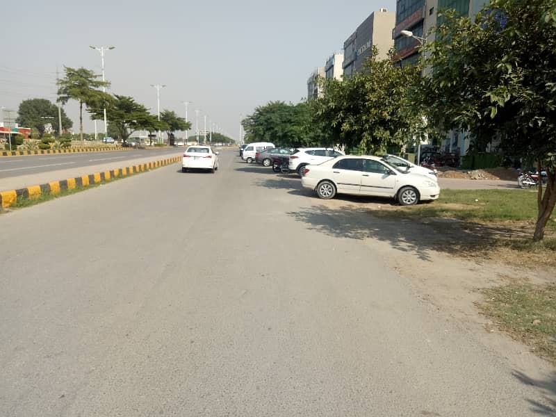 1 KANAL PLOT IN DHA PHASE 7 BLOCK U 70 FEET WIDE ROAD PLOT 1