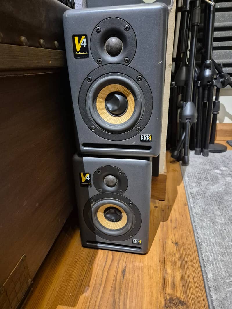 Bass Guitars , Speaker and ampifire 6