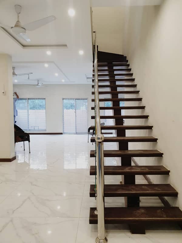 8 MARLA HOUSE FOR RENT IN BAHRIA TOWN LAHORE 0