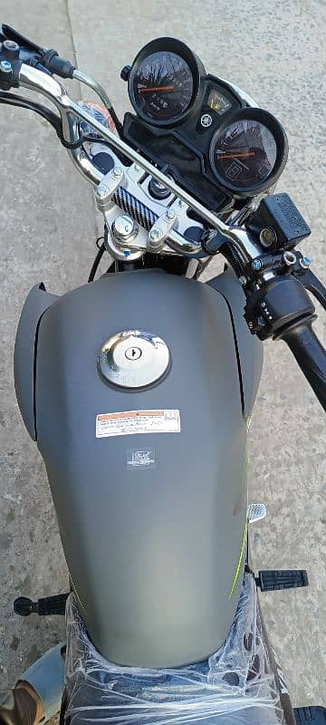 yamaha ybr 125 G showroom condtion brand new bike 2300 kms only chala 3