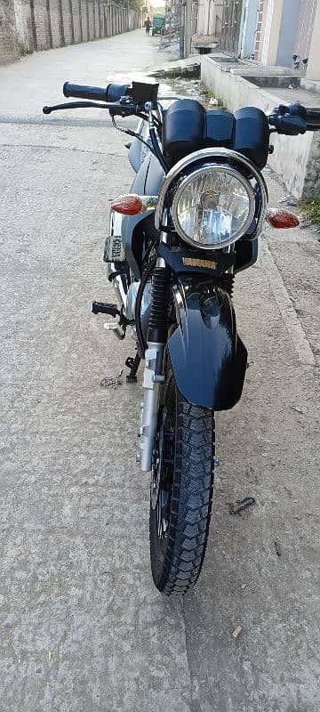 yamaha ybr 125 G showroom condtion brand new bike 2300 kms only chala 5