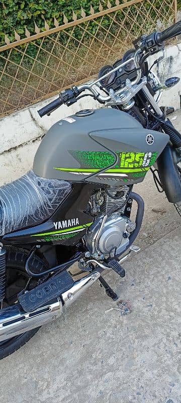 yamaha ybr 125 G showroom condtion brand new bike 2300 kms only chala 7