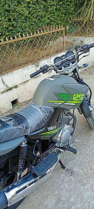 yamaha ybr 125 G showroom condtion brand new bike 2300 kms only chala 8