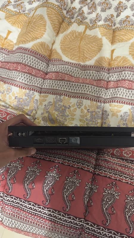 Ps4 slim 1tb storage 2 controllers 1