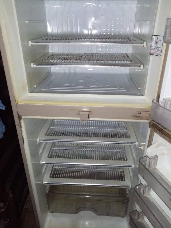 used fridge dawlance 4