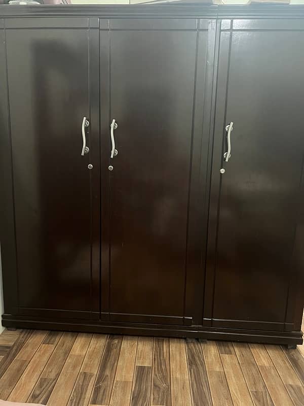 3 door wardrobes 0