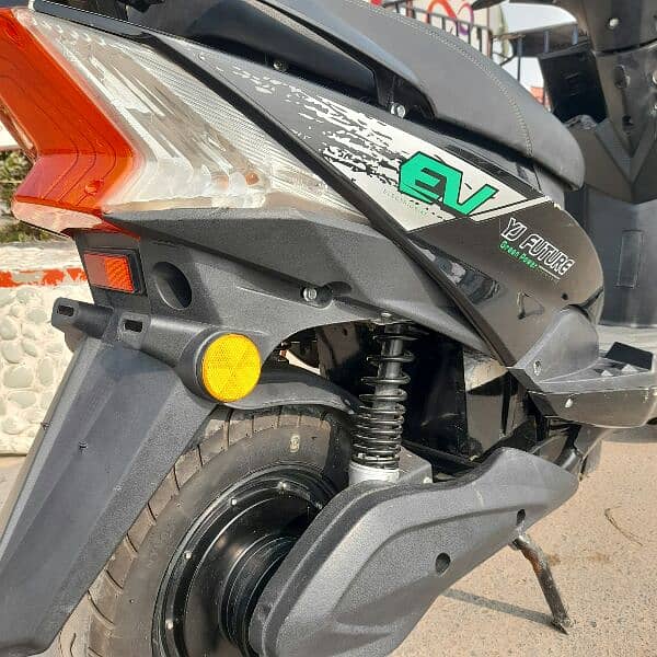 electric scooty yj future azadi model only 7 month used 5