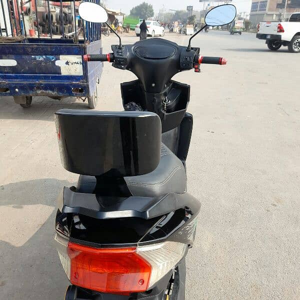 electric scooty yj future azadi model only 7 month used 6