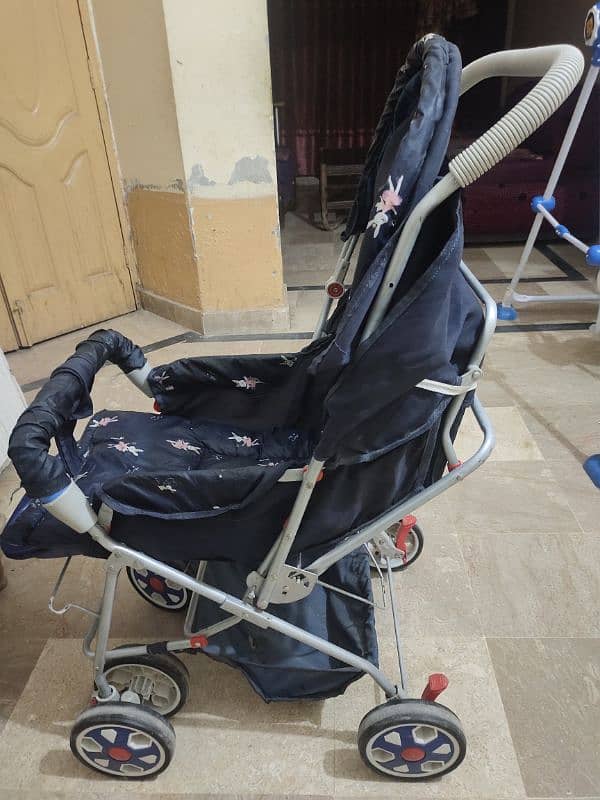 Baby Pram in Excellent Condition Import in UAE 2