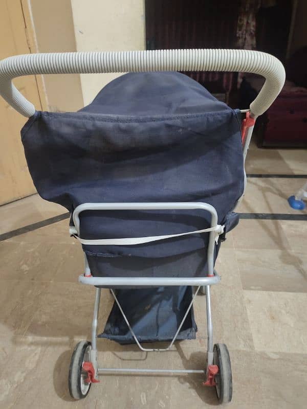 Baby Pram in Excellent Condition Import in UAE 4