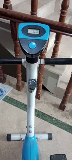 exercise cycle with digital display in very good condition