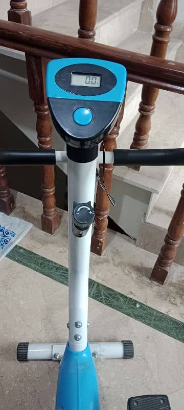 exercise cycle with digital display in very good condition 0